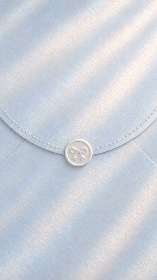 Ronde klep, geboortekaartje of babyshower in parelmoer: lichtblauwe parelmoer envelop met ronde klep en wit zegel